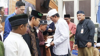 Bersama Tim Safari Ramadan SKK Migas - PetroChina, Bupati Tanjabbar Salurkan 150 Paket Bantuan dan Santuni Anak Yatim